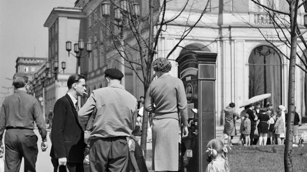 Waga na placu Centralnym, lata 60. XX w. (fot. Henryk Hermanowicz, wł. Muzeum Krakowa)