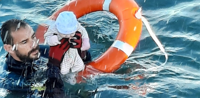 Fala uchodźców zalewa Ceutę. Zdjęcie ratownika ratującego z morza niemowlę obiegło świat