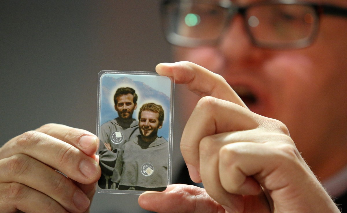 Rzecznik krakowskiej prowincji Franciszkanów o. Jan Maria Szewek prezentuje relikwie drugiej kategorii (ubrania przekazane przez rodzinę) w relikwiarzu podczas konferencji prasowej przed beatyfikacją misjonarzy-męczenników