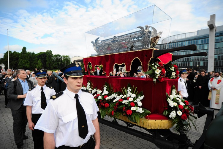 Święto Dziękczynienia w Warszawie. Procesja z relikwiami św. Andrzeja Boboli