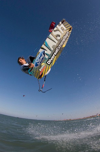 Naukę kitesurfingu najlepiej zacząć od puszczania latawca