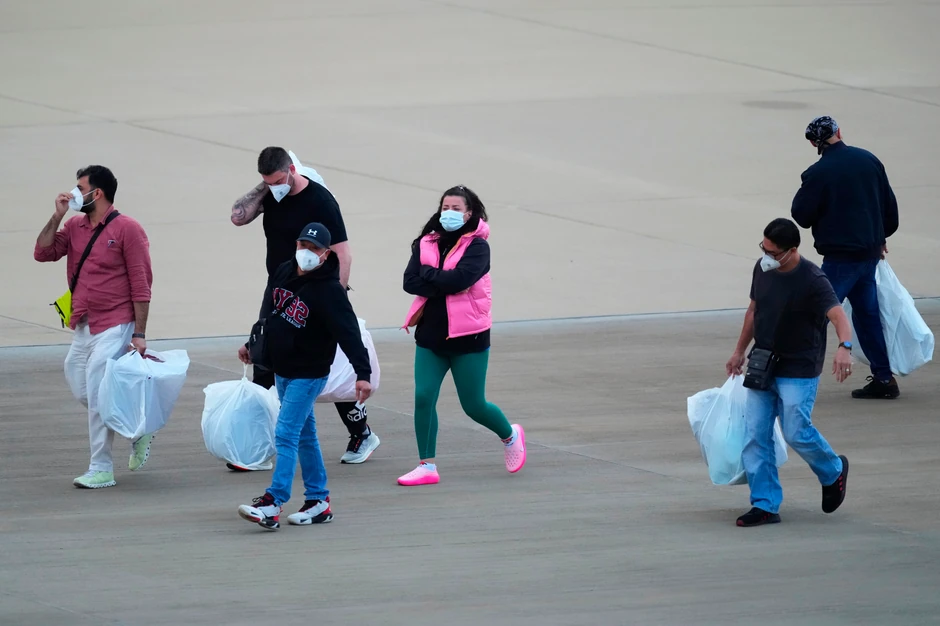 Putnici sa kruzera Hondijus nakon sletanja na aerodrom u Ajdhovenu 10. maja