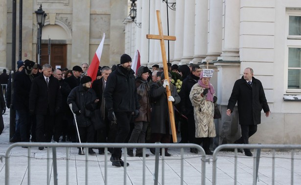 "Ręce precz od grobów" i "Nie dla kłamstwa smoleńskiego". W Warszawie upamiętniono ofiary katastrofy smoleńskiej