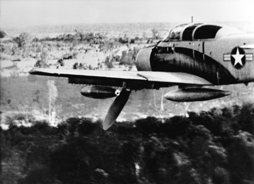 Wojna w Wietnamie. Samolot A-1E "Skyraider" Sił Powietrznych Stanów Zjednoczonych zrzucający bombę napalmową, wrzesień 1965 r.