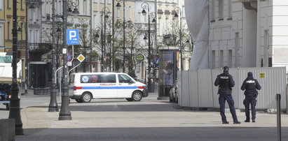 Andrzej Duda przyjął szczepionkę w pracy? Do Pałacu Prezydenckiego przyjechał bus z lodówkami