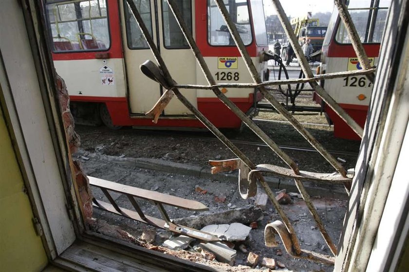 Tramwaj wbił się w dom