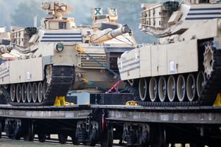 USA wysyłają sygnał dla Rosji. Przerzucają masę czołgów do sąsiada Ukrainy