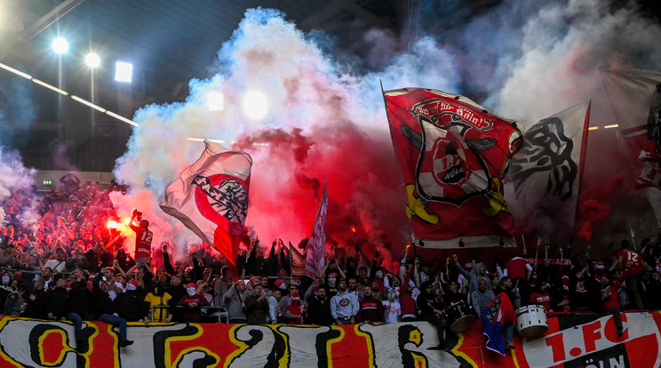 Az 1. FC Köln drukkerei híresek a csapat iránti lelkesedésükről / Fotó: MTI-EPA/Sascha Steinbach