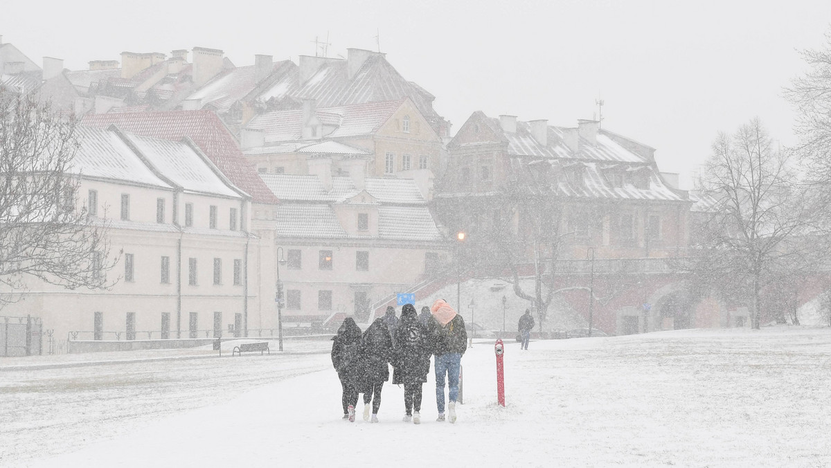 Instytut Meteorologii i Gospodarki Wodnej wydał ostrzeżenia meteorologiczne dla czterech województw. W Małopolsce i na Podkarpaciu solidnie popada śnieg. Dodatkowo na Górnym Śląsku i w Świętokrzyskiem spodziewane są zawieje i zamiecie śnieżne.