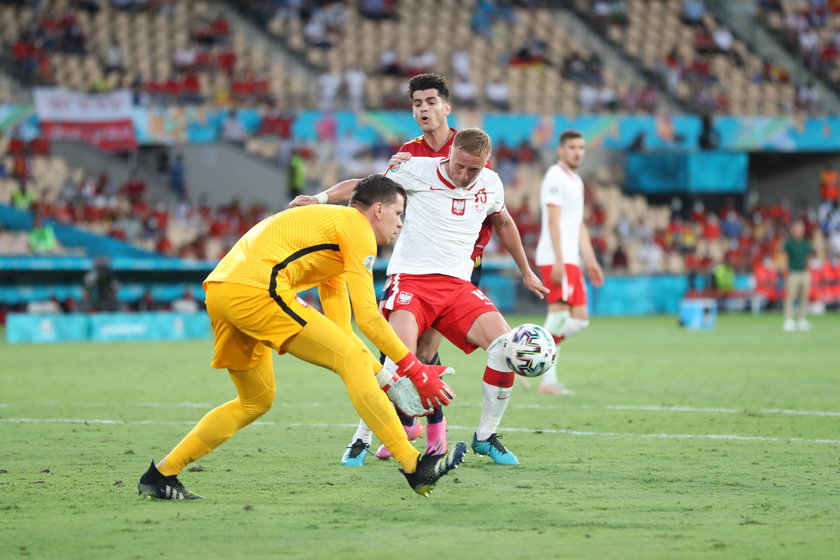 Najpierw Portugalczyk powołał do reprezentacji debiutanta Michała Helika (26 l.), a potem wystawił go w pierwszym meczu eliminacji do mundialu 2022 przeciw Węgrom.
