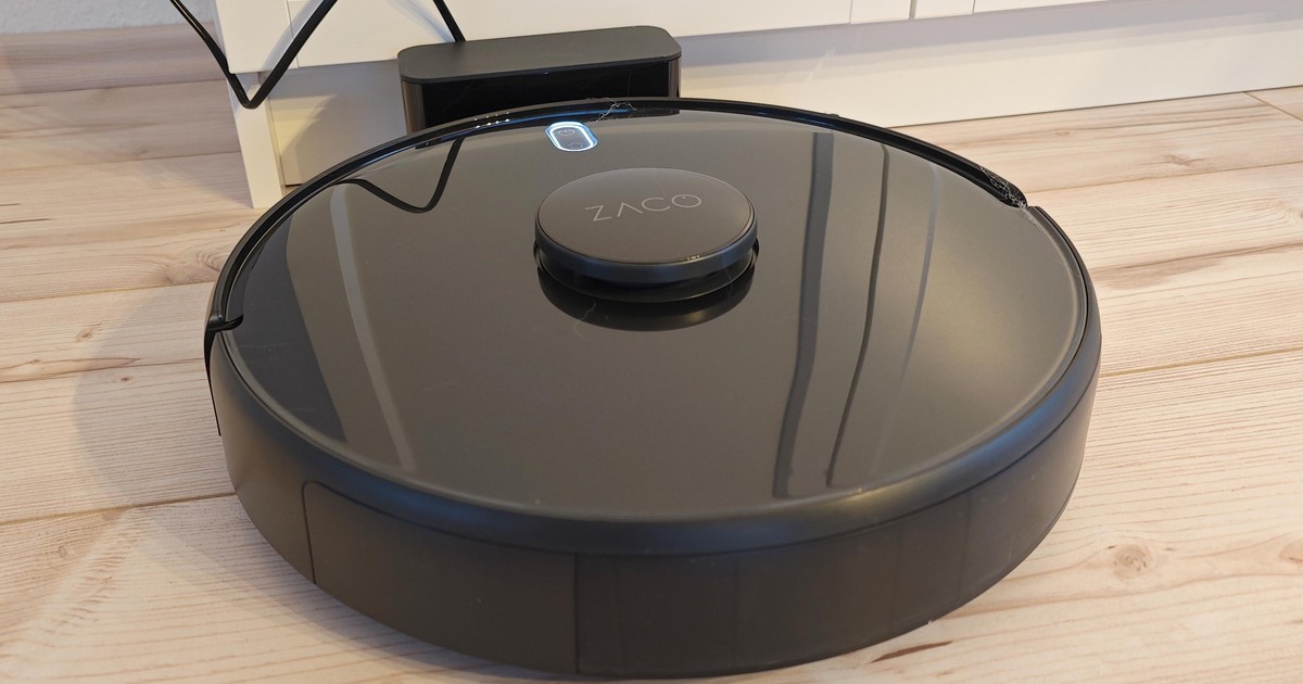 Robot vacuum cleaner Zaco A11s Pro in the test obstacle detection and