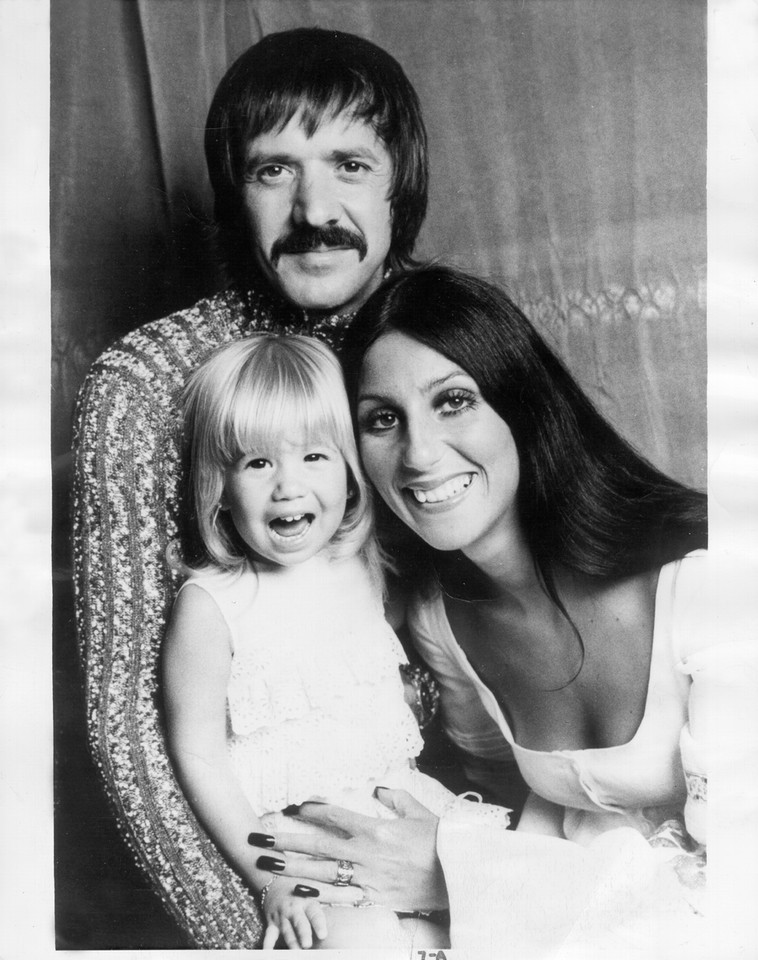 Sonny Bono i Cher z córką Chastity Bono ok. 1970 r.