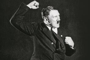 Adolf Hitler ćwiczy przemowę przed lustrem, 1933 r