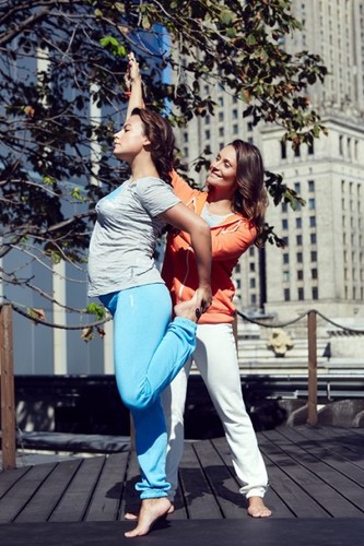 Ciężarna Anna Mucha trenuje jogę