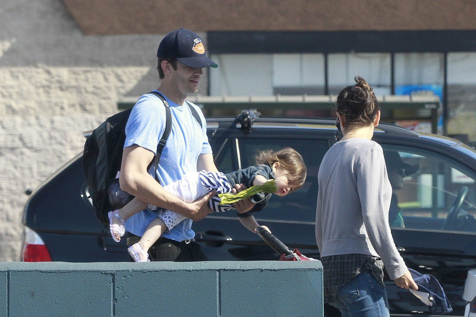 Ashton Kutcher i Mila Kunis z córką na spacerze