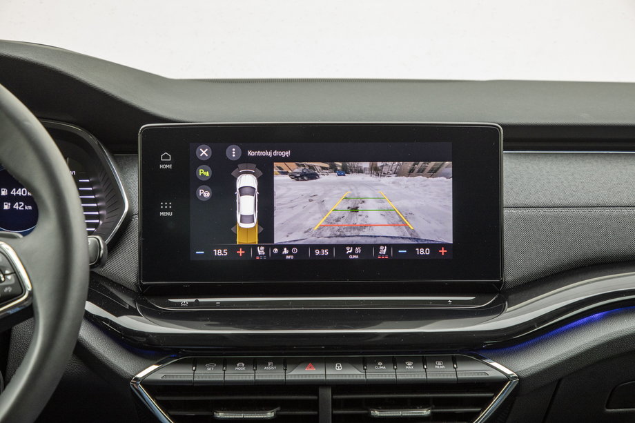 Skoda Octavia iV - choć system umożliwiający automatyczne parkowania nie działa idealnie, to jednak czujniki odległości oraz kamery pomagają w trakcie manewrów na parkingu.