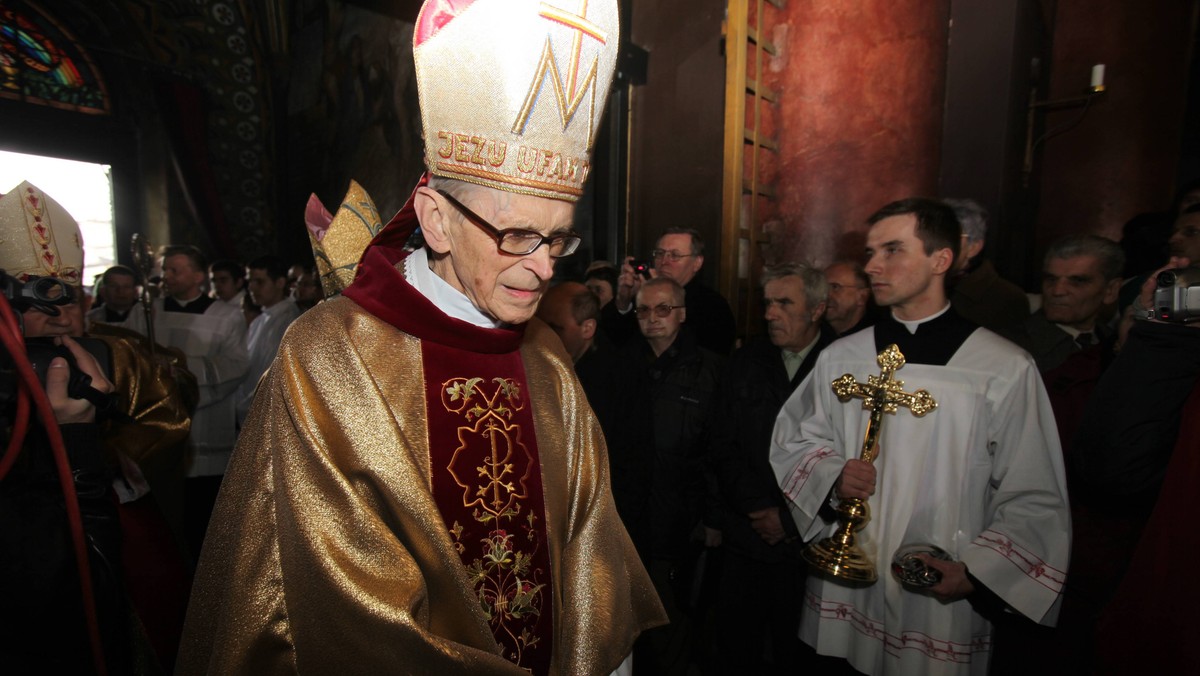 Kardynał Franciszek Macharski od kilku dni przebywa w szpitalu w Krakowie. Były metropolita krakowski uległ niegroźnemu wypadkowi w swoim mieszkaniu - poinformował ks. dr Robert Nęcek, rzecznik krakowskiej kurii.