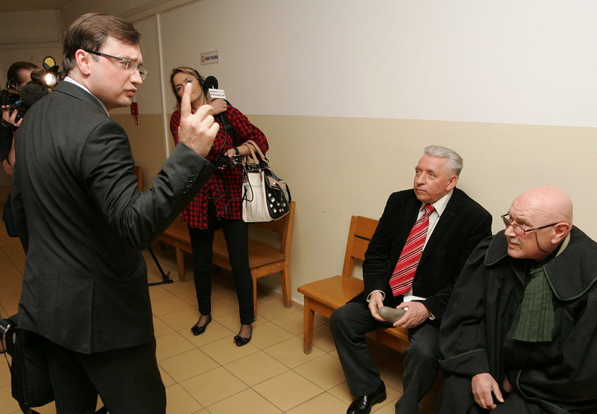 Zbigniew Ziobro i Andrzej Lepper na korytarzu sądu w Koszalinie, 9.05.2011