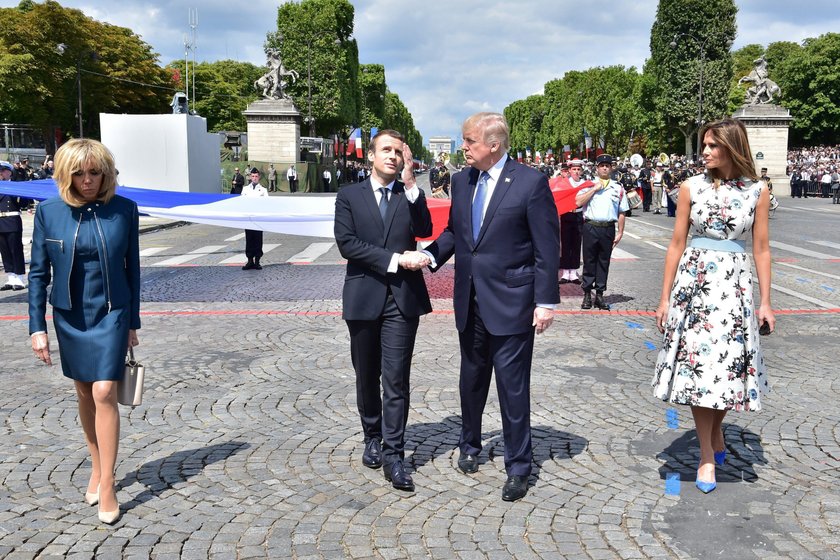 Uścisk Donalda Trumpa z Emmanuelem Macronem