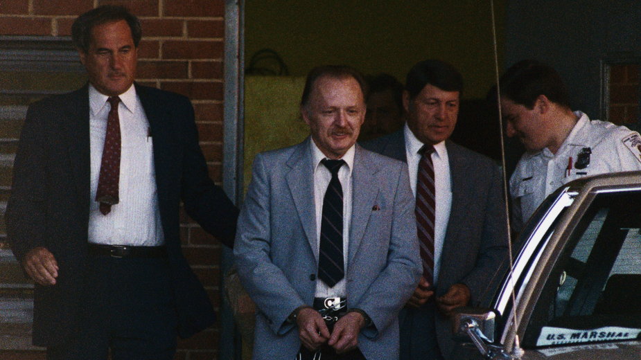 Ronald Pelton (w jasnej marynarce) podczas swego procesu o szpiegostwo w 1986 r.