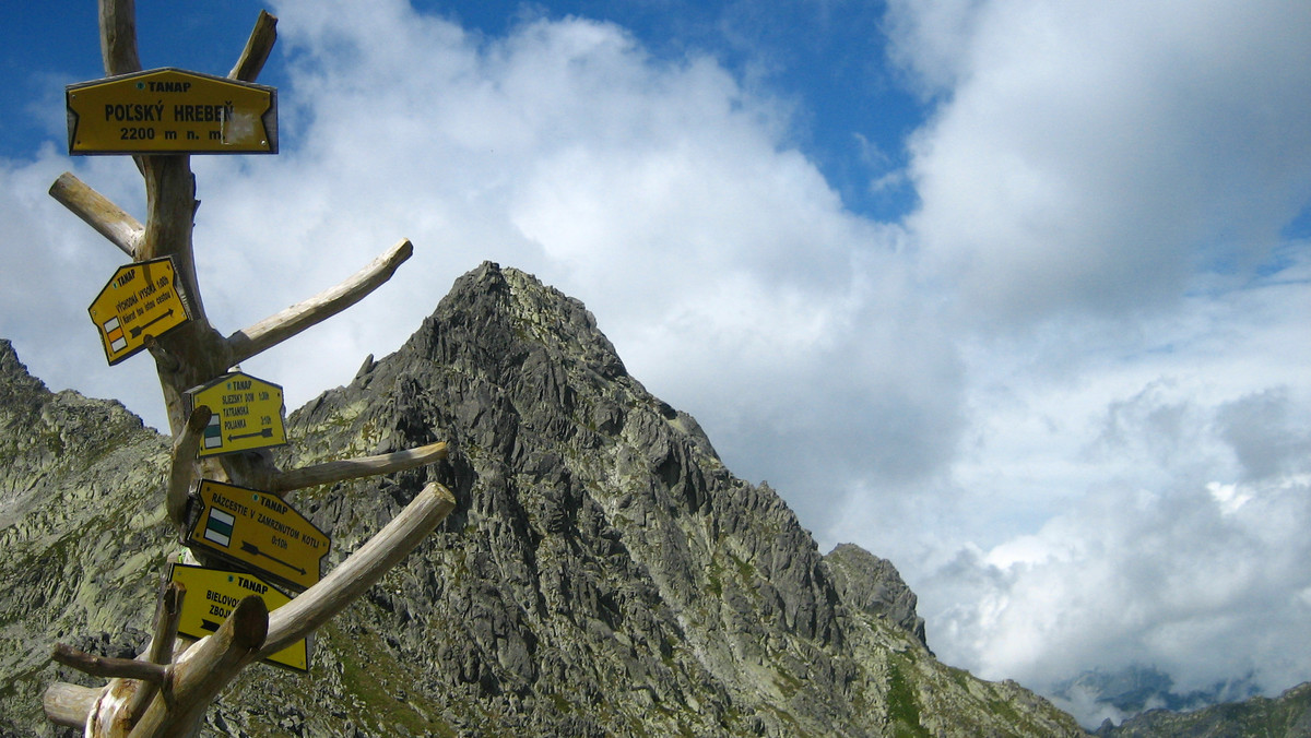 Blisko 200 km wysokogórskich szlaków turystycznych w słowackich Tatrach jest zamkniętych od 1 listopada ze względu na ochronę przyrody. Oznacza to, że turyści wędrujący po polskiej części gór nie mogą przekraczać granicy i przechodzić na południową stronę.