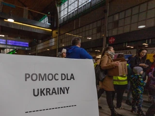 Według danych UNHCR w ciągu tygodnia działań wojennych swoje domy musiało opuścić już ponad 800 tys. obywatelek i obywateli Ukrainy, z czego schronienie w Polsce znalazło blisko pół miliona z nich