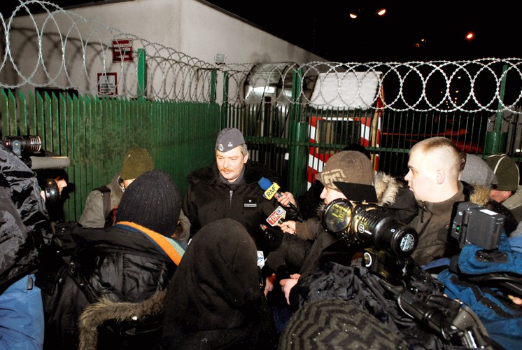 Tłumy dziennikarzy czekają na informacje o tragedii