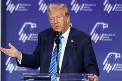 Donald Trump nadal nie może znaleźć Węgier na mapie. NAGRANIE