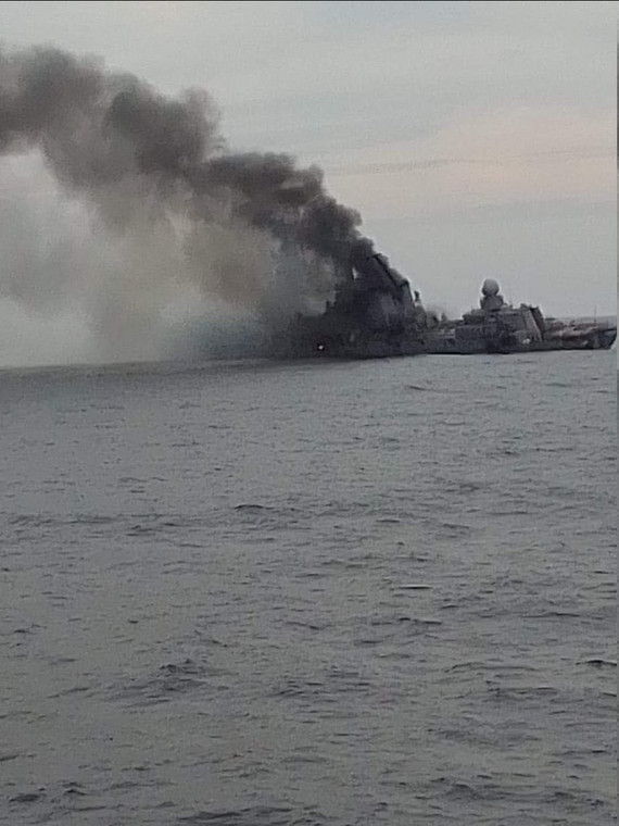 Płonący krążownik "Moskwa"