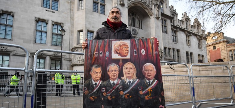 Bulwersujący plakat przeciwnika Brexitu. Kaczyński, Orban i Farage w nazistowskich mundurach