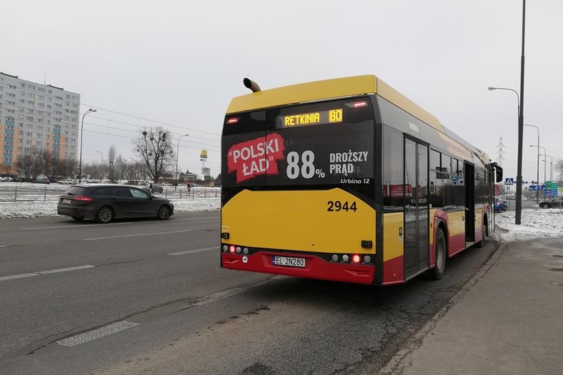 Antyreklama Polskiego Ładu na autobusie miejskim w Łodzi