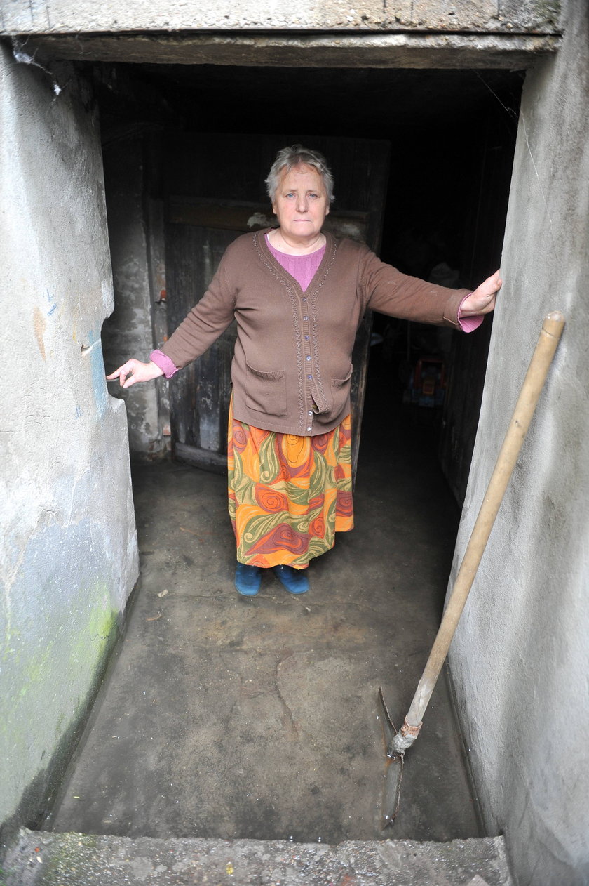 kobieta w zalanej piwnicy domu w Głownie