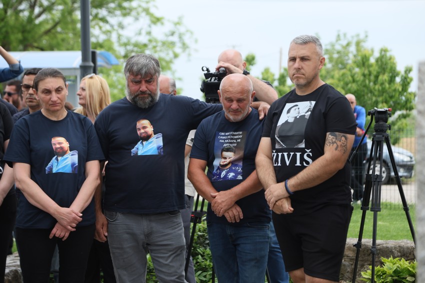 Članovi porodica nastradalih u masakru stigli na Ravni Gaj 