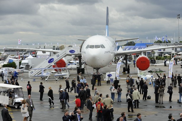 Zwiedzający 49. wystawę Air Paris Show fot. Fabrice Dimier/Bloomberg