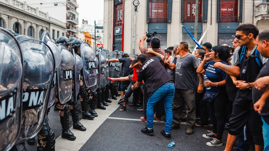Demonstranci ścierają się z policją podczas protestu przeciwko rządowi Milei w Buenos Aires. 18 marca 2024 r.