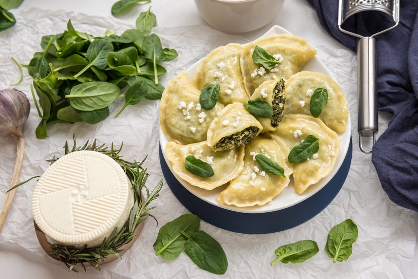 Pierogi - smakują zawsze, niezależnie od nazwy. Ugotuj je z ulubionym farszem - mamy sporo przepisów