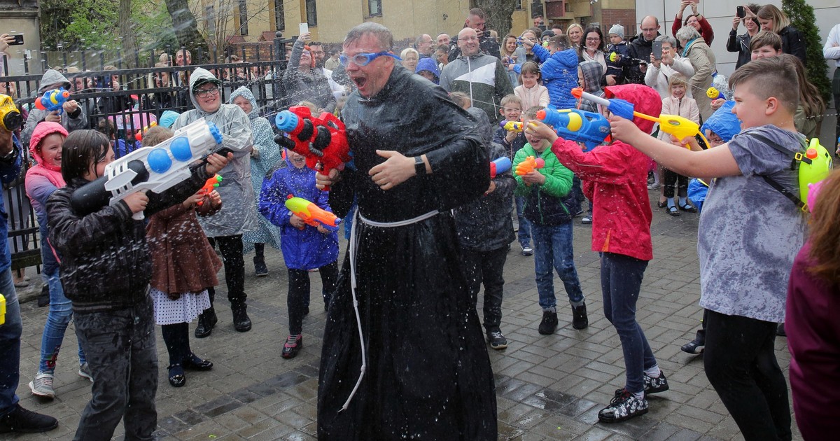 ÅÃ³dÅº. WyjÄ…tkowy Å›migus- dyngus po mszy u FranciszkanÃ³w