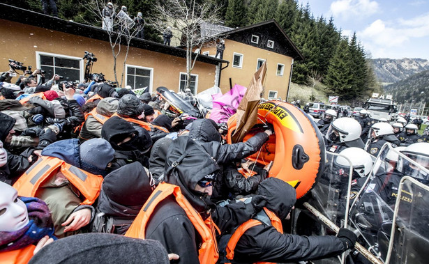 Protest na znak solidarności z imigrantami zakończony starciami na przełęczy Brenner