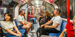 Tajemnica wzoru na siedzeniach w  londyńskim metrze. Mało kto to zauważa