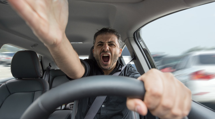 Nagyon sok sofőr képes elveszteni a fejét vezetés közben, s innentől kódolva van egy rossz manőver. /Fotó: Shutterstock