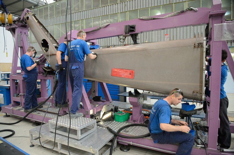 AW149 wyposażony jest w najnowocześniejszy pięciołopatowy wirnik nośny oraz czterołopatowe śmigło ogonowe, zapewniające stabilność lotu przy dużej prędkości oraz niskim poziomie hałasu i wibracji. 
<br><br>
fot. (mr) PAP/Wojciech Pacewicz