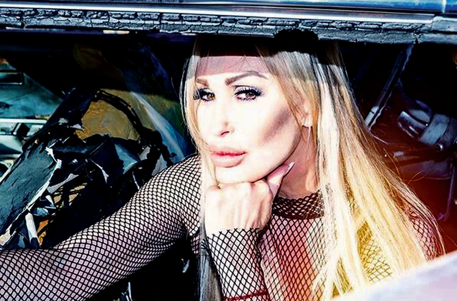 Proslavila se 1981. kada se obnažena slikala za magazin "Start", a iste godine je bila i u "Plejbojevom" editorijalu