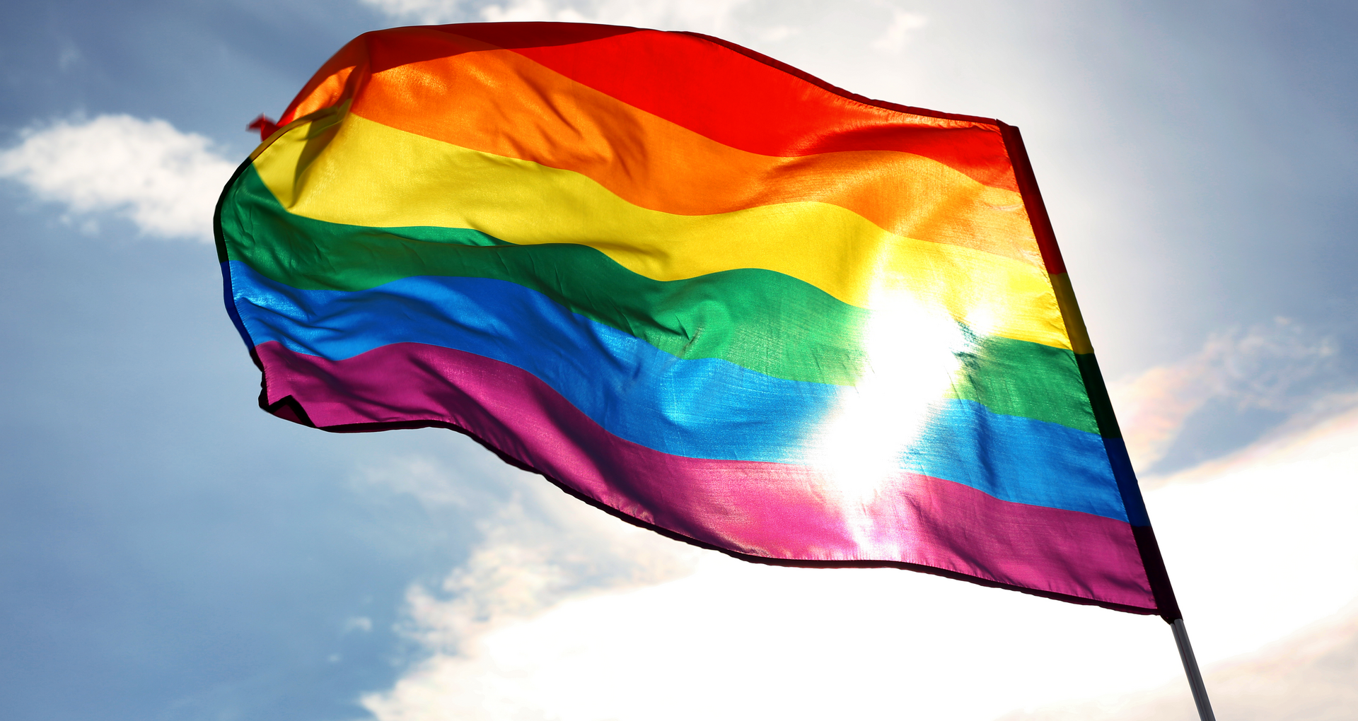 LGBT w Warszawie: ktoś przyozdobił pomniki tęczową flagą - Warszawa