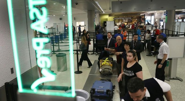 A US customs service IT glitch has left thousands of airline passengers waiting for clearance to enter the country