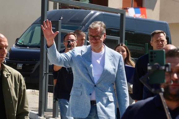 "JAVITE MU DA SE VRATI SA MORA I REŠI OVO" Vučić u Prijepolju slušao probleme građana: "Dođi napred, sredićemo to" (FOTO, VIDEO)