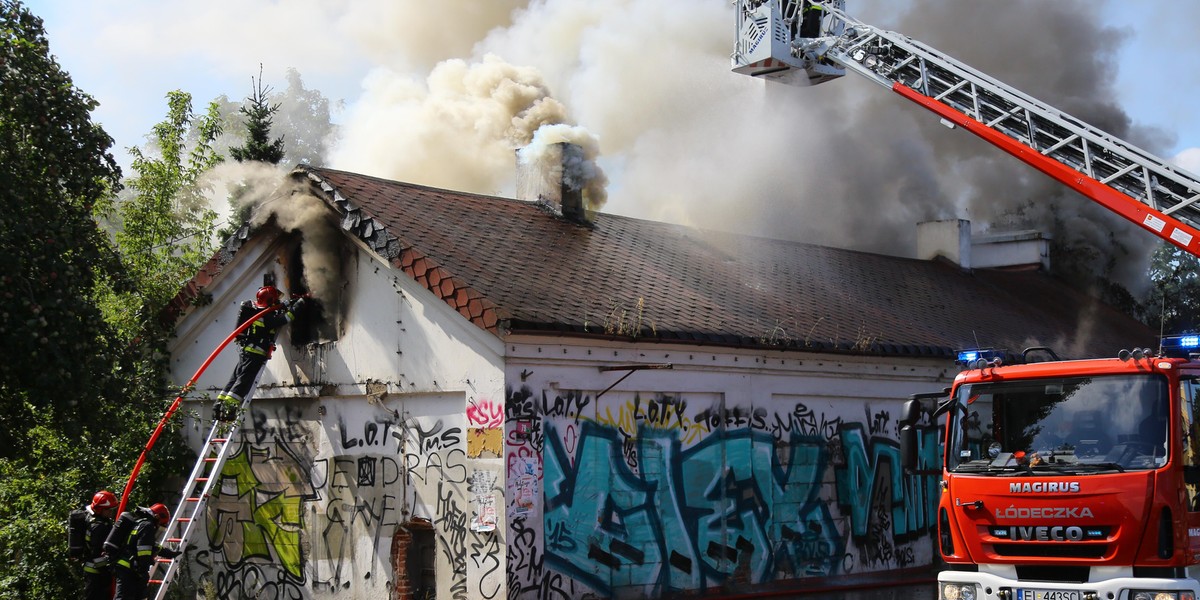 Pożar pustostanu przy al. Piłsudskiego w Łodzi. Straż pożarna: to zaprószenie ognia