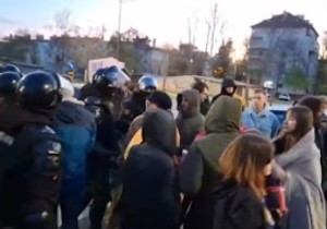 Studenti i policija ispred garaže JGSP "Novi Sad"