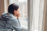 Teresa na zakupach obrywa gałązki od pomidorów, żeby mniej ważyły. "Za takie pieniądze trudno wyżyć w dużym mieście"