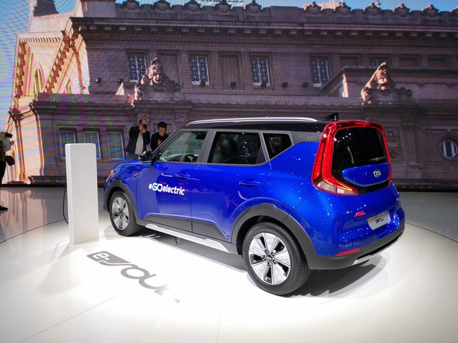 Najważniejsze jednak, że jest… elektryczny. Mocniejsza wersja ma 204 konie i baterię wystarczającą na ponad 450 km. Ładowanie od 20 do 80 proc. potrwa ok. 40 min. Wygląda to wszystko jak przepis na pierwsze masowe, pełnowartościowe, pojemne, rodzinne auto elektryczne z uczciwym zasięgiem. Pod warunkiem oczywiście, że cena zostanie rozsądnie skalkulowana. Tę poznamy w drugiej połowie roku. Wtedy też auto wjedzie do polskich salonów. Fot. Łukasz Bąk