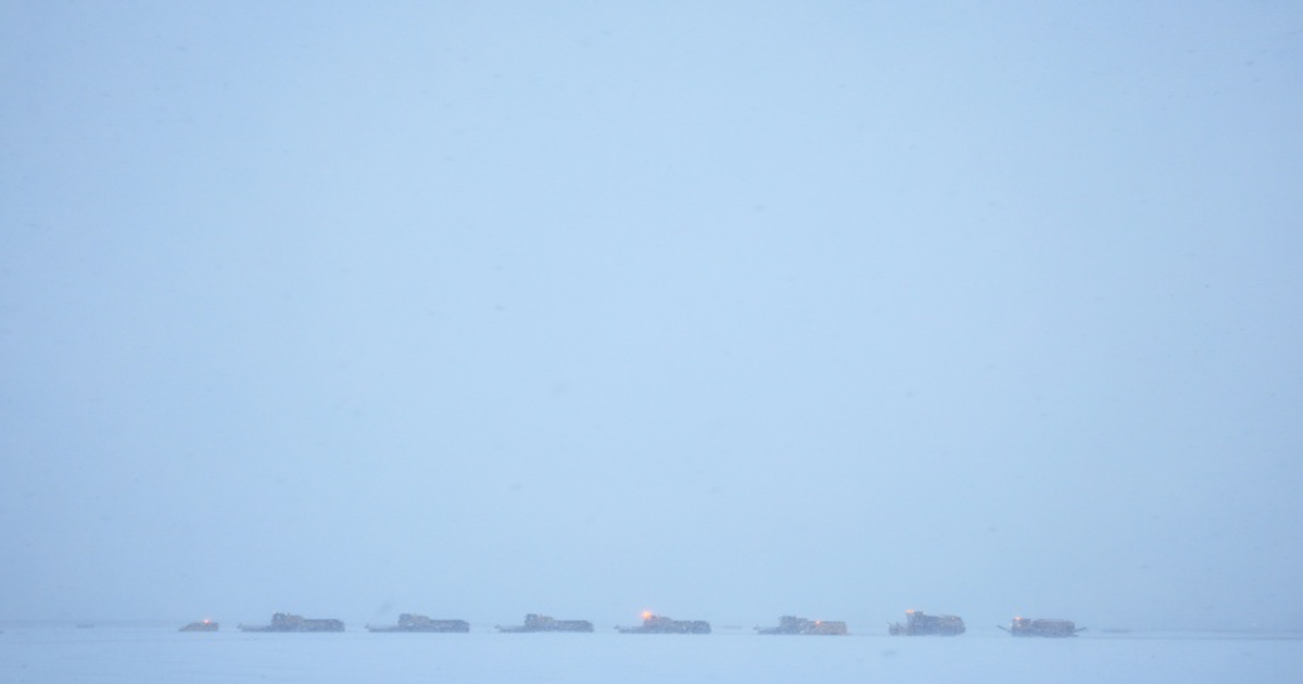 Le chaos de la neige en Europe: plus de 800 vols annulés, 700 km de bouchons